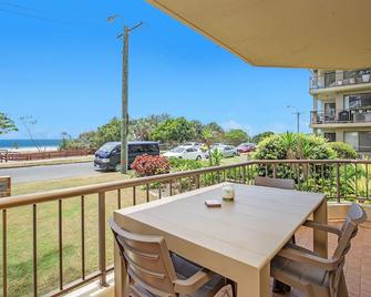 Absolute beachfront apartment! - Bilinga - Balcony