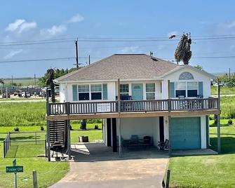 Peggy Macs/Johnie Macs! Great view, location, clean, fence for pets! Sleeps 6. - Bolivar Peninsula - Budynek