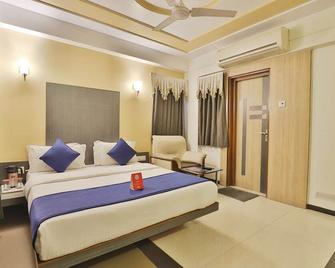 OYO 978 Marshall The Hotel - Ahmedabad - Soverom