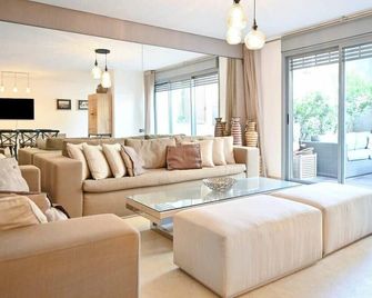 Sam's Journey 4br Garden By Holyguest - Tel Aviv - Living room