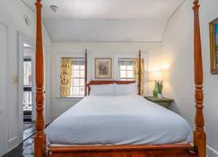 Charming Charleston Suite |Sleeps 4| Historic Area - Charleston - Bedroom