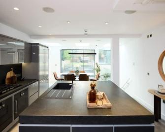 The Hamilton Gardens Hideaway - Modern 4bdr Home With Garden - London - Living room