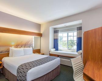 Microtel Inn & Suites by Wyndham Port Charlotte - Port Charlotte - Bedroom