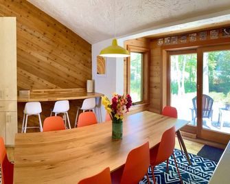 Peaceful Lakefront Home in Good Hart off Tunnel of Trees - Harbor Springs - Essbereich