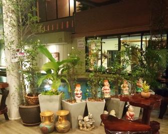 Front Beach Hotel - Pran Buri - Huiskamer