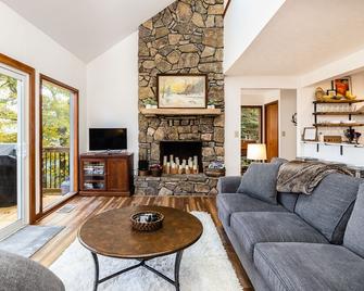 Incredible Mountain Views - Modern Four Bedroom Home - Five Minute Walk to Slope - Nellysford - Sala de estar
