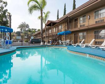 Days Inn San Bernardino Near San Manuel Casino - San Bernardino - Pool