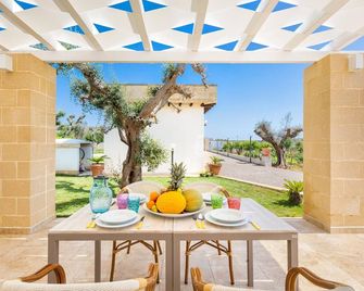 1977 B&B I Tarocchi - La Papessa Camera Tripla - Nardò - Innenhof