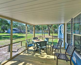 Pelican Place Coastal Cottage Walk to Back Sound - Harkers Island - Patio