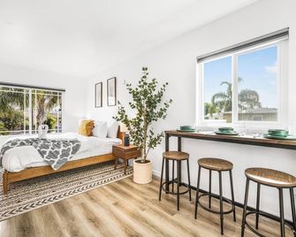 Spacious Ocean Beach Studio w/ Parking - Short Walk to the Beach - San Diego - Bedroom