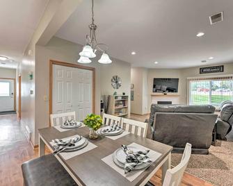 Lake Mills Retreat 1 Mi to Beaches and Dining! - Lake Mills - Dining room