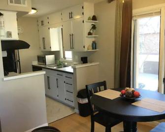 Spacious Newly remodeled 2 bedroom with natural sunlight. - Cedar Rapids - Comedor