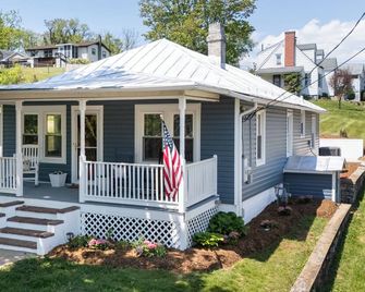 The All-American Cottage Seconds from Gypsy Hill Park! Kid and Pet friendly! - Staunton - Gebäude