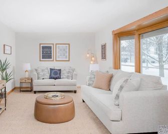 Stevens Point Getaway - Huge 5 Bedroom Home 3 Full Bath - Stevens Point - Вітальня