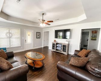Geographical Oddity: Close to Everything! / Fiber Internet / EV Charger! - Huntsville - Living room