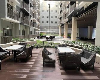 City Center Haven: 2bd King Bed End Unit Condo Keylessentry, Fst Wifi & Parking - Pasay - Patio