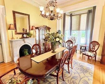 Magnolia Suite- The Belvedere Inn - Oswego - Eetruimte