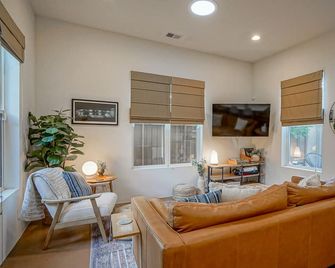 Boho 2b/2ba Downtown/OldTown, Patio w/fire feature - Alburquerque - Sala de estar