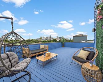 Luxury Downtown Home with Rooftop Deck And Skyline View - Angleton - Balkon