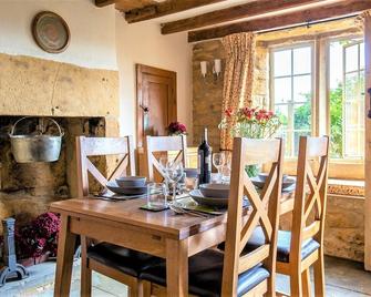 Honeysuckle Cottage - sleeps 4 guests in 2 bedrooms - Moreton-in-Marsh - Dining room