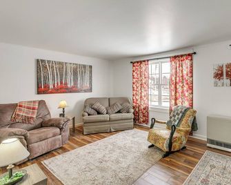 Walk to Restaurants & Markets: Machias Home! - Machias - Sala de estar
