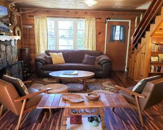 A Sweet Pine Cabin - Adorable retro home in a peaceful residential neighborhood - Big Bear - Living room