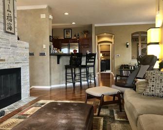 Winter/Spring Townhouse in Highlands Ranch Colorado - Highlands Ranch - Living room