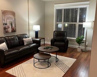 Simply Chic Happy Valley Townhome -15 mins. to PDX Airport - Happy Valley - Living room