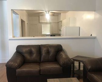 Fully furnished duplex in quiet neighborhood - Sweetwater - Wohnzimmer