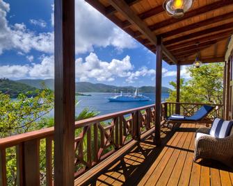 Fun luxury water front w/ dock & free wifi on private 8 acre peninsular estate - West End - Balkon