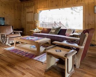 Waterfront Rocky Mt. Cabin on 50 acres & 2 fishing ponds: Mt. Evans, Ski Country - Idaho Springs - Living room