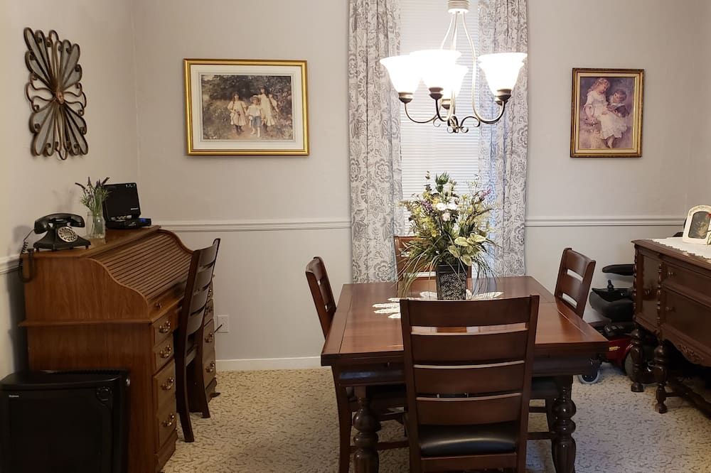 Sleeps 9. Spacious home w/large fenced back yard. Fully-equip kitchen/laundry. - Sedalia - Eetruimte