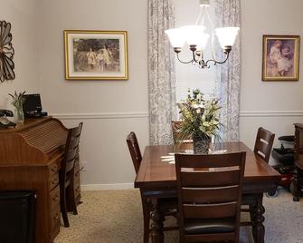 Sleeps 9. Spacious home w/large fenced back yard. Fully-equip kitchen/laundry. - 세달리아 - 다이닝룸