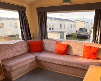 3 Bed Caravan 8 Berth Pet Friendly Parki - Rhyl - Living room