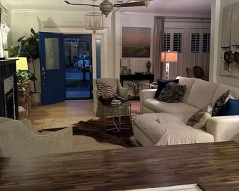 Charming Bungalow, convenience of downtown, yet a tranquil quiet neighborhood - West Columbia - Living room