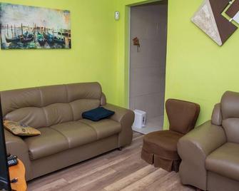 Linda casa a 950m do mar em Bertioga SP - Bertioga - Obývací pokoj