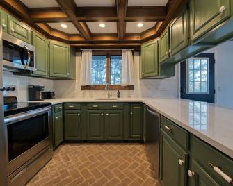 New Outdoor Hot Tub! Luxury 2 Bedroom Suite -The Haüs Windham - Windham - Kitchen