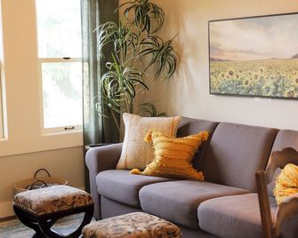 RedTail Inn - 3 Suites Sleeps up to 12 - Ashland - Sala de estar