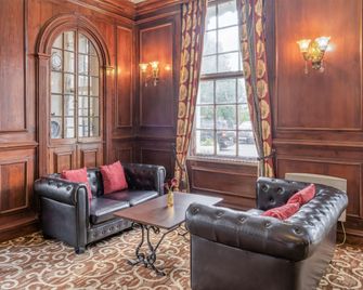 Russ Hill Hotel - Horley - Salon