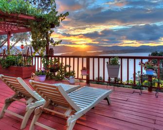Spacious Kelseyville Home with Large Lakefront Deck! - Kelseyville - Balcony
