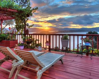 Spacious Kelseyville Home w/ Large Lakefront Deck! - Kelseyville - Balcony