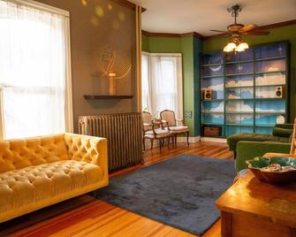 Best Location in Golden Artistic Magical Setting - Golden - Living room