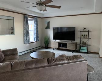 Spacious and Quiet Home with Beautiful Mountain Views - Littleton - Living room