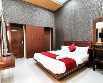 Hotel Rajyashree Palace - 瓦拉納西 - 臥室