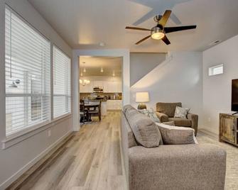 Hygee House Brand New Construction near Ford Idaho Center and I-84! Plush and lavish furniture, warm tones to off-set the new stainless appliances, play PingPong in the garage or basketball at the neighborhood park - Meridian - Living room