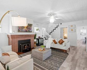 5br 3ba Family Retreat 2 Blocks From Beach - Atlantic City - Living room
