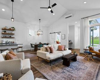 Lake Proximity: Cozy Home, Hot Tub, Bbq, Skiing - Ponderay - Вітальня