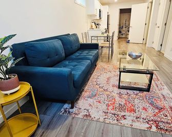 Cozy 1 Bedroom Basement Apt in SE Calgary - Calgary - Wohnzimmer