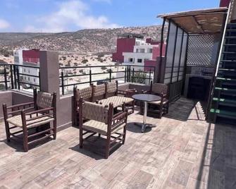Apartment 6 with a view of the sea in the distance - Tamraght - Balcon