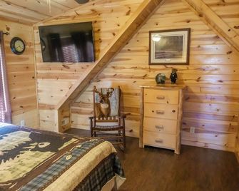 2 br cabin with mtn views; hot tub.close to town - Pigeon Forge - Bedroom